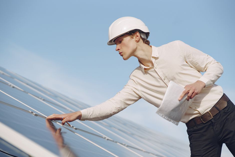 Travaux de electrician working panel