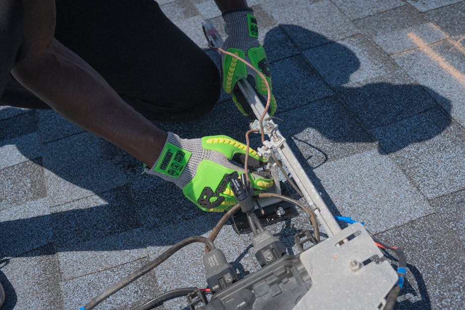 Travaux de electrician working panel