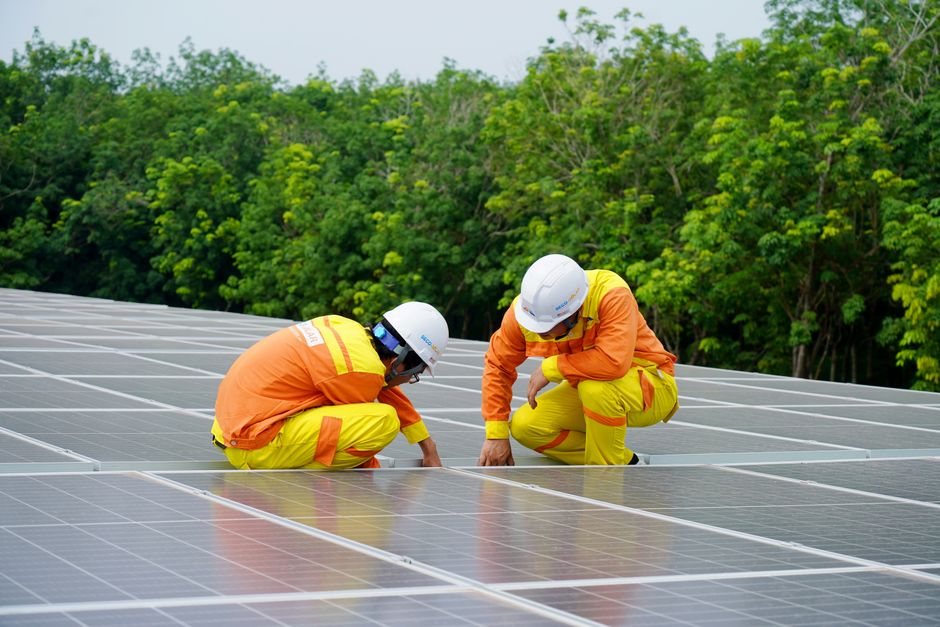 Travaux de electrician working panel