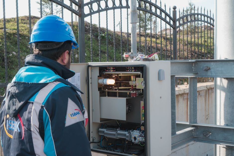 Travaux de electrician working panel