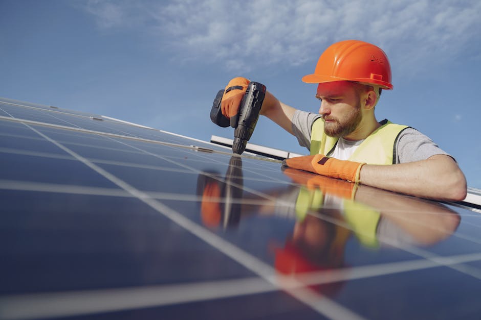 Travaux de electrician working panel