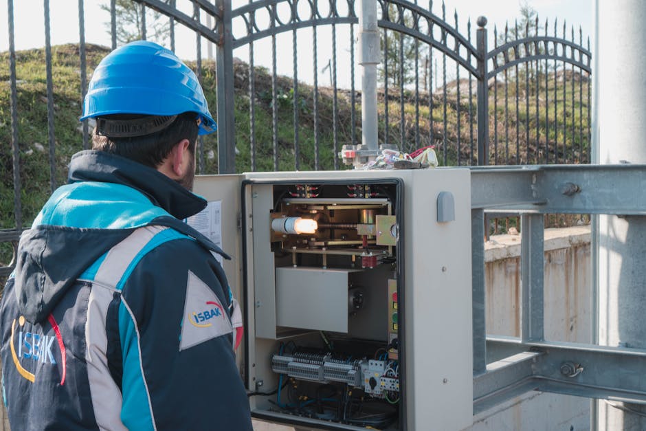 Travaux de electrician working panel