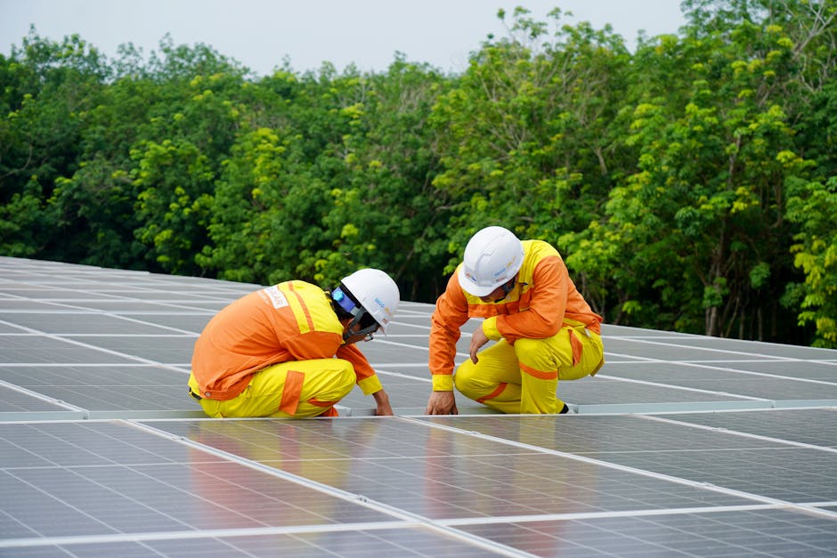 Travaux de electrician working panel