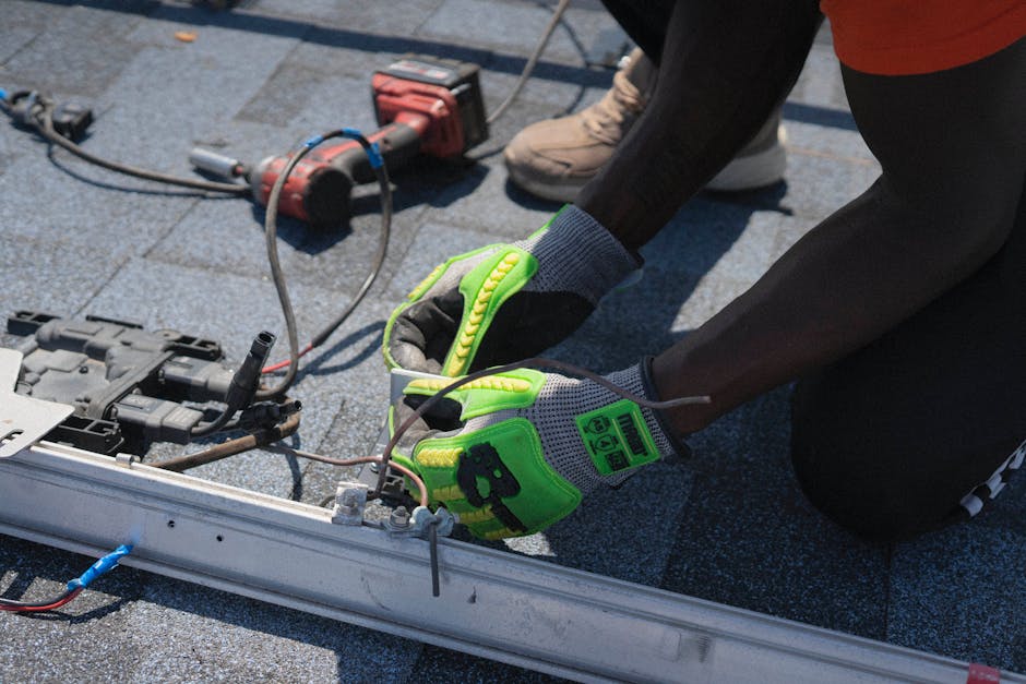 Travaux de electrician working panel