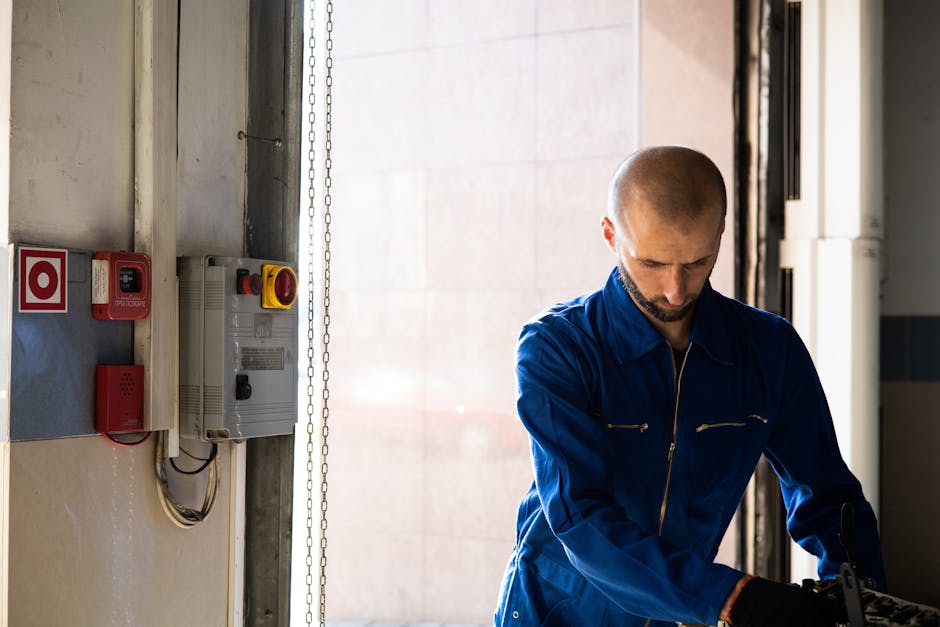 Travaux de electrician working panel