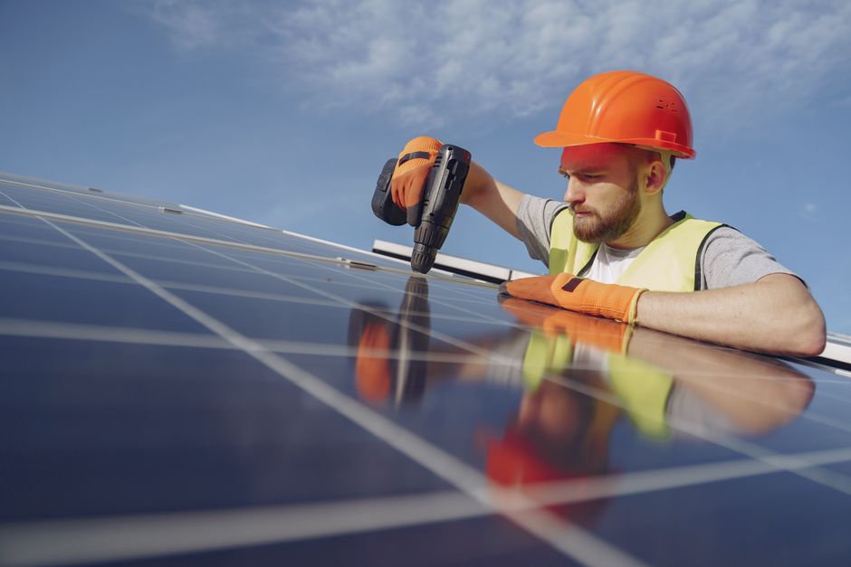 Travaux de electrician working panel